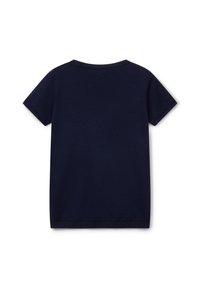 Námorně modré tričko s krátkým rukávem vyrobené z bavlny, s kulatým výstřihem a hladkou strukturou se standardním střihem. Bez vzorů nebo akcentů.