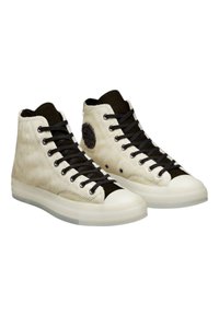 Höga sneakers i krämfärg och svart, med en texturerad överdel, svarta snören, rund tå och cirkulär logotypaccent på sidan.
