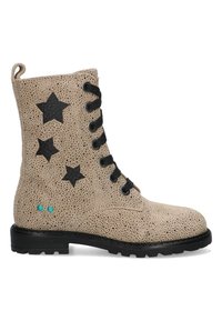 Beige enkellaars met een geperforeerde textuur, zwarte steraccenten, zwarte veters en turquoise details nabij de zool. Platte zwarte zool.