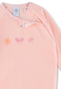 Helles rosa Kinder-Overall mit drei Blumenmotiven: einer gelben Blume, einem rosa Schmetterling und einer helllila Blume. Druckknopfverschluss am Hals.