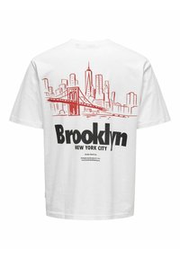 Hvid bomulds T-shirt med et rødt grafisk tryk af en byhimmel og teksten "Brooklyn NEW YORK CITY" i fed sort skrift på bagsiden.