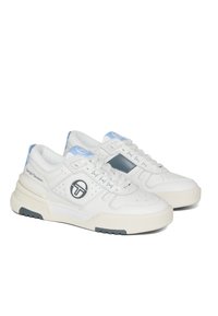 Vita sneakers med blå accenter, övre i läder och mesh, rund tå, snörningsdesign, perforerade detaljer och logotyp på sidan och tungan.