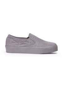 Sneaker slip-on con tomaia trapuntata grigia imbottita, inserti elastici laterali e suola in gomma spessa su sfondo bianco.