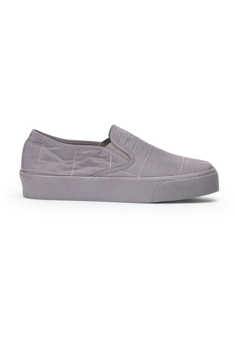 Sneaker slip-on con tomaia trapuntata grigia imbottita, inserti elastici laterali e suola in gomma spessa su sfondo bianco.