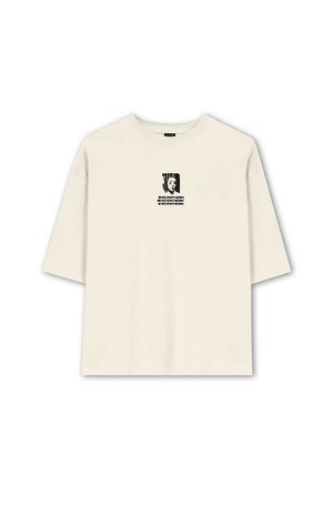 Creme-kleurig oversized t-shirt van katoen, met een zwart grafisch ontwerp op de voorkant, inclusief tekst en een abstracte afbeelding.