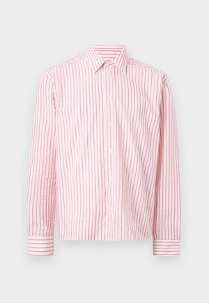 Πουκάμισο με μακριά μανίκια και κουμπιά, με γιακά, λευκό ύφασμα με κάθετες κόκκινες ρίγες και κρεμ χρώματος κουμπιά μπροστά.