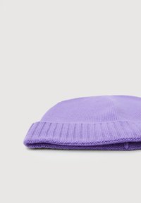 Beanie viola in maglia con risvolto a coste, caratterizzato da una texture morbida e un design a cupola arrotondata.