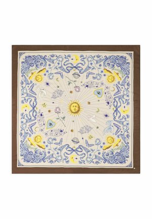 Vierkante sjaal met een zonneschijf in het midden, omringd door manen, sterren, wolken, vogels, bloemen en blauwe sierlijke patronen op een crème- en bruine achtergrond.