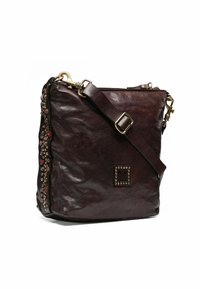 Borsa a spalla in pelle marrone con una finitura testurizzata, adornata da borchie decorative e una tracolla con dettagli ornamentali per un tocco aggiuntivo.