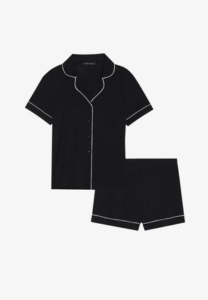 Svart kortermet pysjamassett med hvit piping, som har en knappefront og matchende shorts, laget av myk stoff for komfort.
