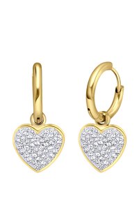 Pendientes en forma de corazón de oro que presentan una superficie adornada con múltiples piedras de rhinestone claras, colgados de un accesorio de aro circular.
