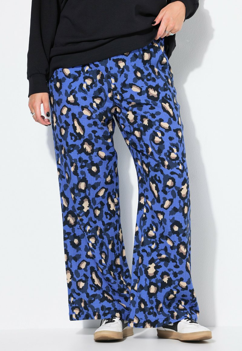 Blauwe wijde broek met een luipaardprint in zwart en beige. Gemaakt van geweven stof met een losse pasvorm, gecombineerd met witte sneakers.