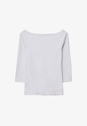 Lichtgrijze dames longsleeve top met een brede bootnecklijn en een rechte zoom, vlak uitgestald op een witte achtergrond.