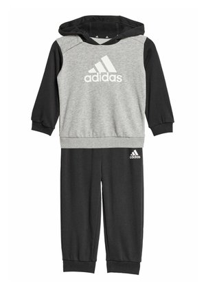 Tuta Adidas grigia e nera con cappuccio, che presenta una maglia grigia con logo bianco e maniche nere, abbinata a pantaloni neri coordinati.