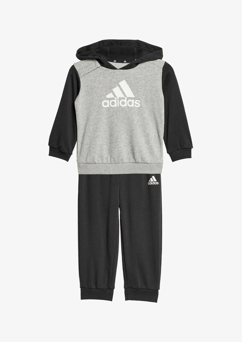 Tuta Adidas grigia e nera con cappuccio, che presenta una maglia grigia con logo bianco e maniche nere, abbinata a pantaloni neri coordinati.