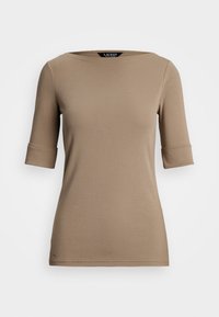 Hnědá dámská přiléhavá top s rukávy po lokty a složenými manžetami, kulatým výstřihem a malým vyšitým logem blízko lemování.