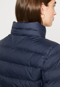 Tommy Hilfiger TYRA  - Puhovka – plašč - desert sky