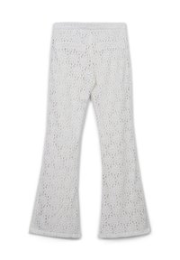 Pantalons à pattes d'éléphant en crochet blanc avec un design en tricot ouvert, dotés de deux poches arrière et d'un tissu texturé.