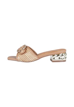 Mule beige open-toe con tomaia intrecciata texturizzata, fibbia decorativa e tacco corto geometrico metallizzato.