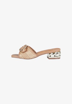 Mule beige open-toe con tomaia intrecciata texturizzata, fibbia decorativa e tacco corto geometrico metallizzato.