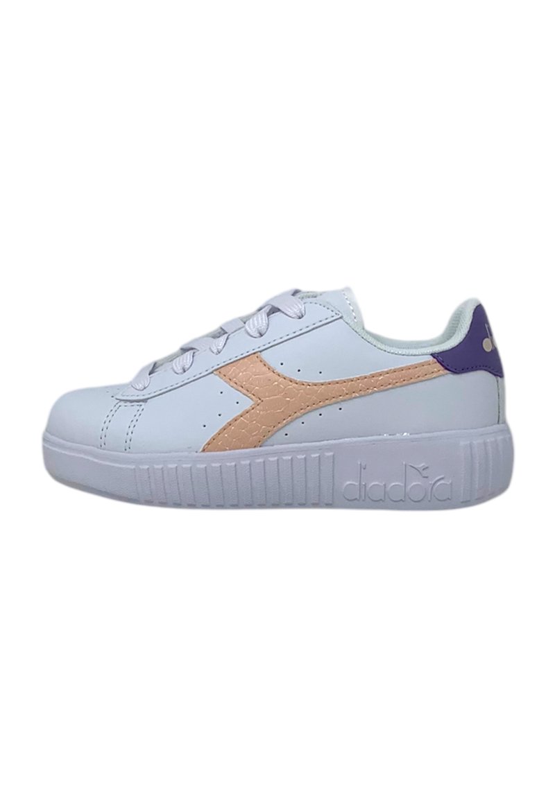 Scarpa sportiva bianca con una striscia laterale testurizzata color pesco, accento viola sul tallone e suola piatta bianca. Presenta cinque occhielli per i lacci.