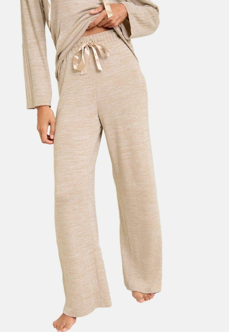 Set de îmbrăcăminte de relaxare bej, care include pantaloni larghi cu elastic și șnur la talie, din țesătură texturată. Croială confortabilă, cu mâneci lungi. Textură netedă.