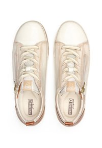 Baskets en cuir beige avec un bout rond, des lacets plats, une fermeture éclair sur le côté et un accent marron au niveau du talon. Tige texturée et semelle intérieure rembourrée.