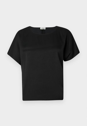 Must beeblack lühikeste varrukatega särk, mis on tehtud siledast kangast. Omab ümmargust kaelust ja vabakujulist lõiget, ilma nähtavate mustrite või aksessuaarideta.