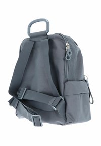 Sac à dos gris en tissu texturé, doté de bretelles ajustables, d'une poignée supérieure et d'une poche latérale avec fermeture éclair.