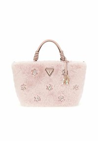 Sac à main en fausse fourrure rose avec une forme structurée. Présente des embellissements floraux, un logo en métal, et des poignées doubles avec des accents texturés.