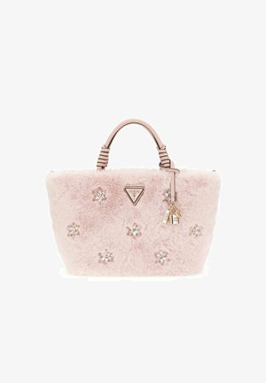 Sac à main en fausse fourrure rose avec une forme structurée. Présente des embellissements floraux, un logo en métal, et des poignées doubles avec des accents texturés.