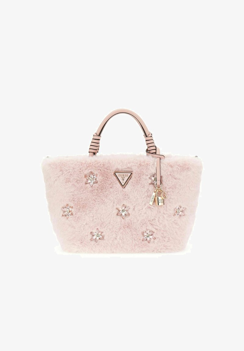 Sac à main en fausse fourrure rose avec une forme structurée. Présente des embellissements floraux, un logo en métal, et des poignées doubles avec des accents texturés.