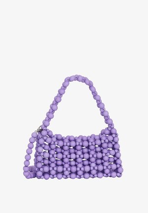 Fialová perlová kabelka s okrúhlou rukoväťou, vyrobená z mäkkých, textúrovaných korálkov usporiadaných v mriežkovom vzore. Kompaktný obdĺžnikový tvar.