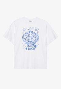 Vit bomullst-shirt med en blå grafik av ett skal och en sjöstjärna samt texten "Ta Med Mig Till Stranden" i blått. Kortärmad, avslappnad passform.