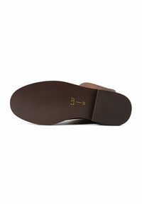 Suola di scarpa in gomma marrone con motivo di grip testurizzato. Presenta incisioni 'L37' e '1' vicino al tallone. Finitura liscia con forma arrotondata.