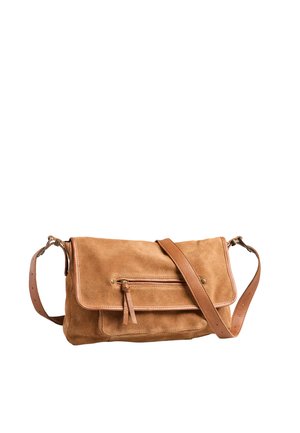 Sac bandoulière en daim marron avec poche zippée à l'avant et sangle en cuir ajustable sur fond blanc.