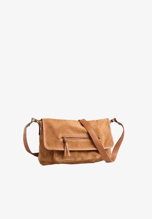 Sac bandoulière en daim marron avec poche zippée à l'avant et sangle en cuir ajustable sur fond blanc.