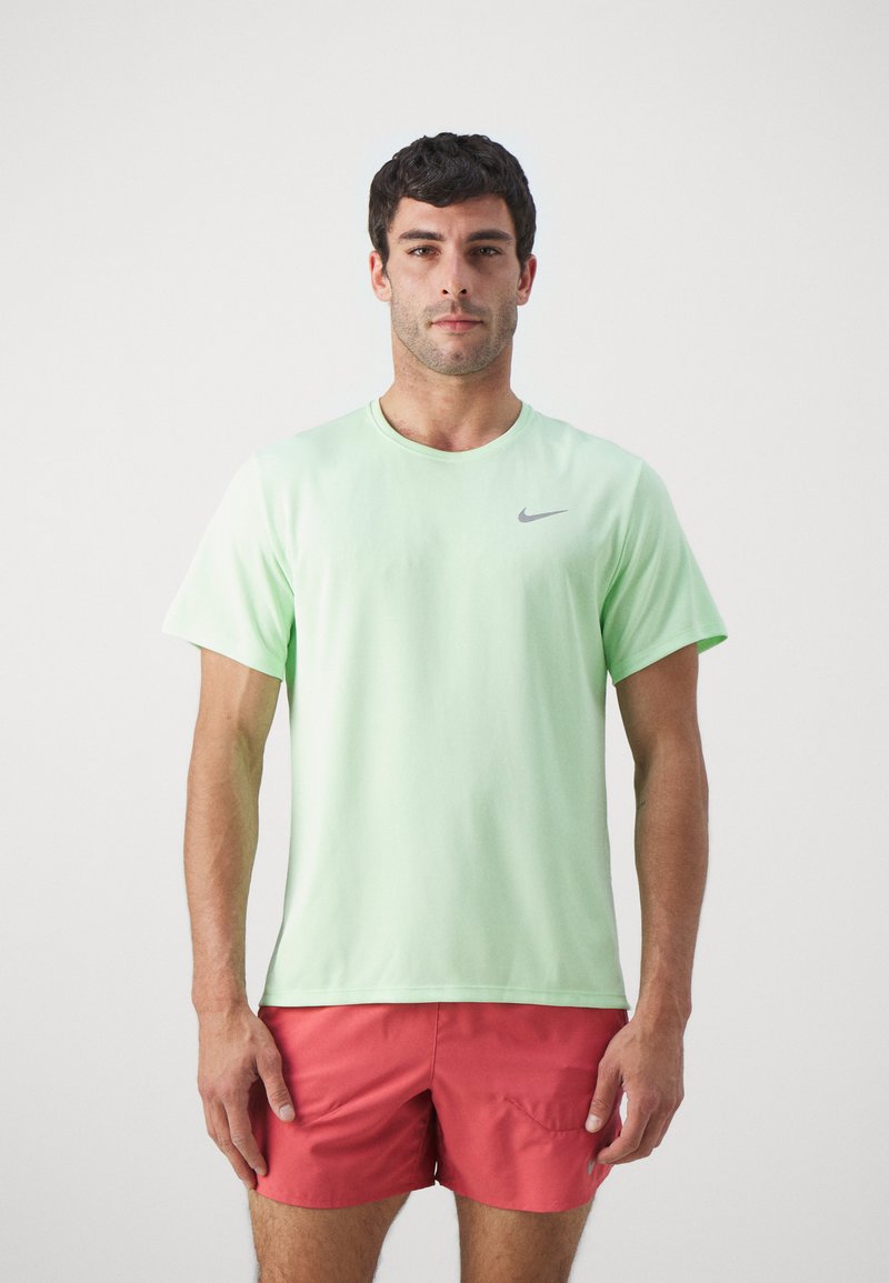 Nike Performance MILER - Spordi T-särk - vapor green/silver