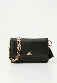 Svart crossbody-veske i kunstlær med gullkjedestropp, trekantet detalj på forsiden og klaffelukking. Kompakt rektangulær form.