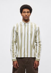 Ρι γέ πουκάμισο με κουμπιά σε ελιά πράσινο και λευκό, με τσέπη στο στήθος, γιακά και μακριά μανίκια από ελαφρύ βαμβακερό ύφασμα.