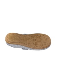 Zapato gris de felpa con una suela de goma marrón claro grabada con patrones de corazones y una superficie texturizada para mayor agarre. Presenta una correa ajustable lateral.
