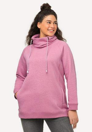 Sweatshirt à capuche rose avec col cheminée, cordons de serrage et poches latérales. Présente une texture douce et des poignets côtelés. Ajustement décontracté.
