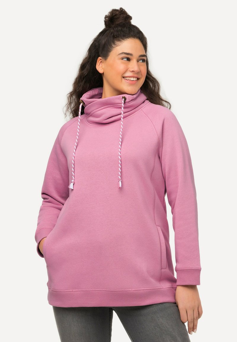Felpa rosa con cappuccio e colletto a cascata, cordini e tasche laterali. Caratterizzata da una morbida texture e polsini a coste. Vestibilità casual.