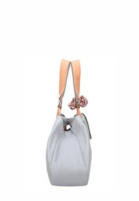 Grijs stoffen tas met oranje leren banden en een patroon sjaal eraan bevestigd. Ronde vorm met een geplooide opening. Minimalistisch ontwerp.