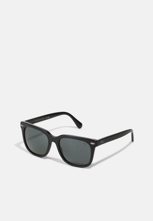 Schwarze rechteckige Sonnenbrille mit dunklen Gläsern, ausgestattet mit einem stabilen Kunststoffrahmen und dezentem Branding an den Scharnieren.