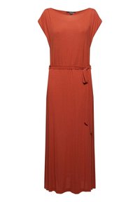 Robe maxi sans manches de couleur rouille avec un col rond et une ceinture en tissu nouée à la taille.