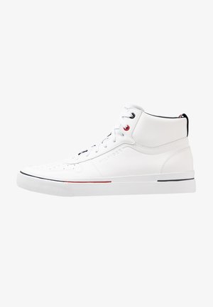 Sneaker alte bianche realizzate in pelle liscia con dettagli perforati, accenti neri e rossi e lacci neri. Suola in gomma piatta.