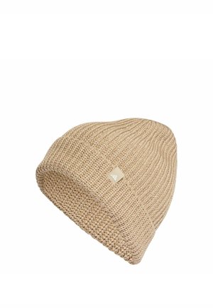Berretto beige in lana lavorata a maglia con risvolto e piccola etichetta rettangolare sul davanti.
