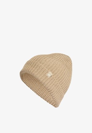 Berretto beige in lana lavorata a maglia con risvolto e piccola etichetta rettangolare sul davanti.