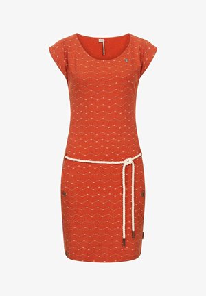 Rood kort mouwenkleed met een wit zigzagpatroon, ronde hals en tailleband. Bevat decoratieve knopen aan de zijkanten. Gladde stofstructuur.